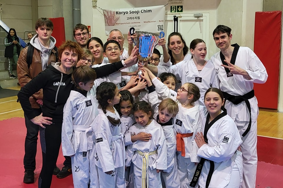 Enfants et adolescents du Fit Zen Do savourent leurs résultats à la Coupe Hennuyère 2025